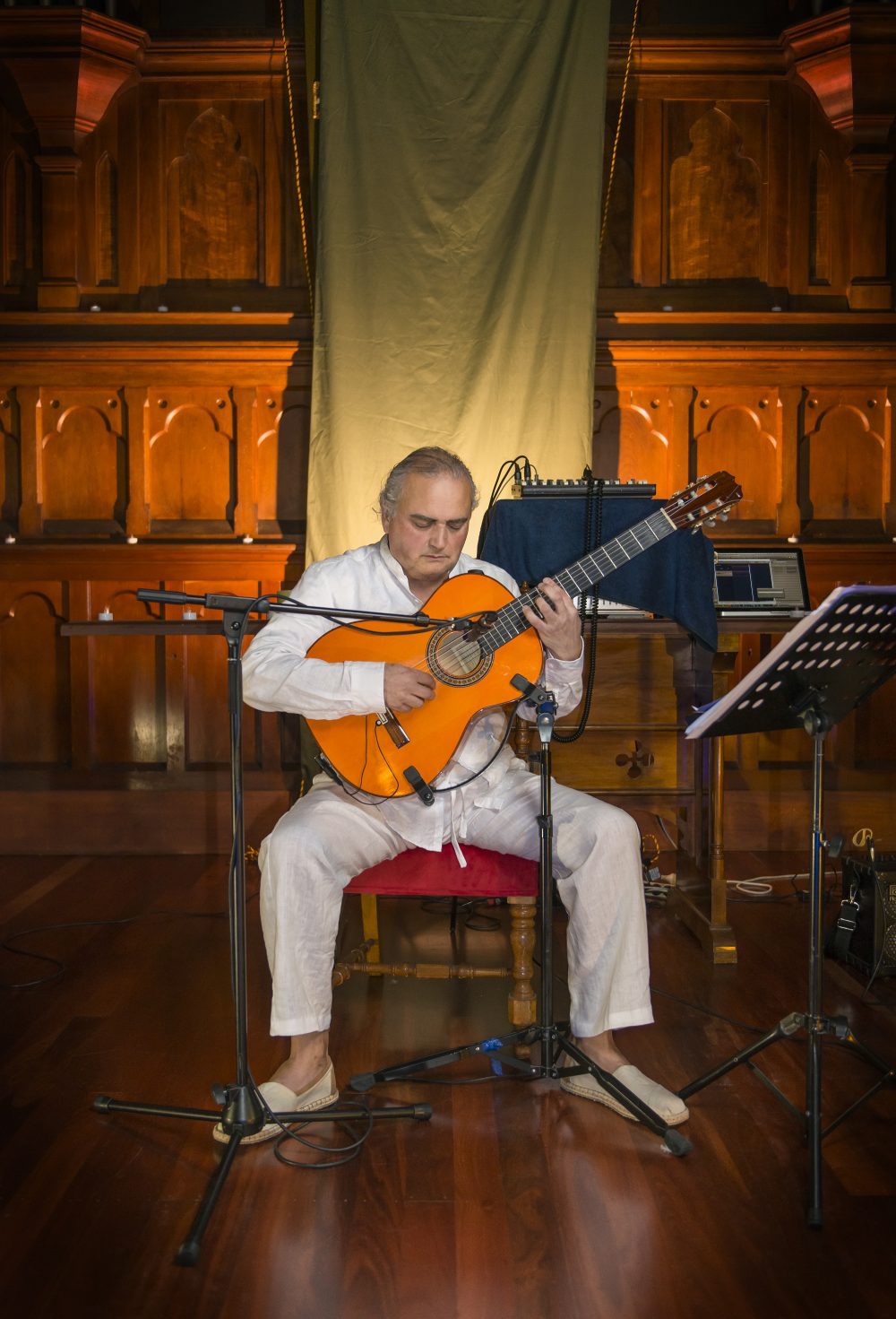 thomas lorenzo melbourne guitar teacher in concert